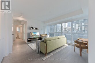 327 King St W in Toronto, ON - Building Photo - Building Photo