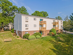 Village Hill (Patriot Walker) in Charleston, WV - Foto de edificio - Building Photo