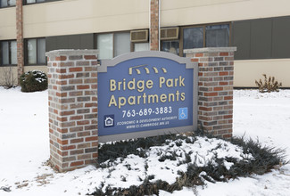 Bridge Park Apartments in Cambridge, MN - Foto de edificio - Building Photo