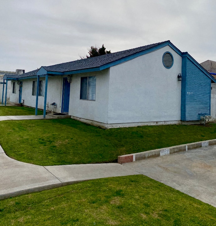 9917 Stobaugh St in Lamont, CA - Foto de edificio