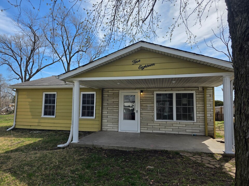 518 St Leo Dr in Sauget, IL - Building Photo