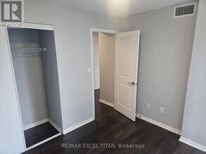 400 Adelaide St E in Toronto, ON - Building Photo - Building Photo