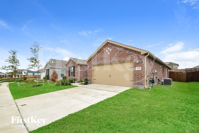 2628 Warren Ln in Aubrey, TX - Foto de edificio - Building Photo