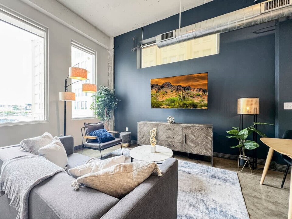 555 Evergreen St in Dallas, TX - Building Photo