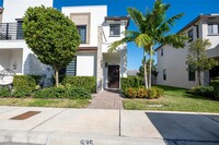 935 NE 211th St in North Miami Beach, FL - Foto de edificio - Building Photo