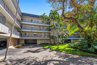 6815 Edgewater Dr, Unit 104 in Coral Gables, FL - Foto de edificio - Building Photo