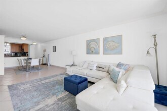 1051 Hillsboro Mile in Hillsboro Beach, FL - Building Photo - Building Photo