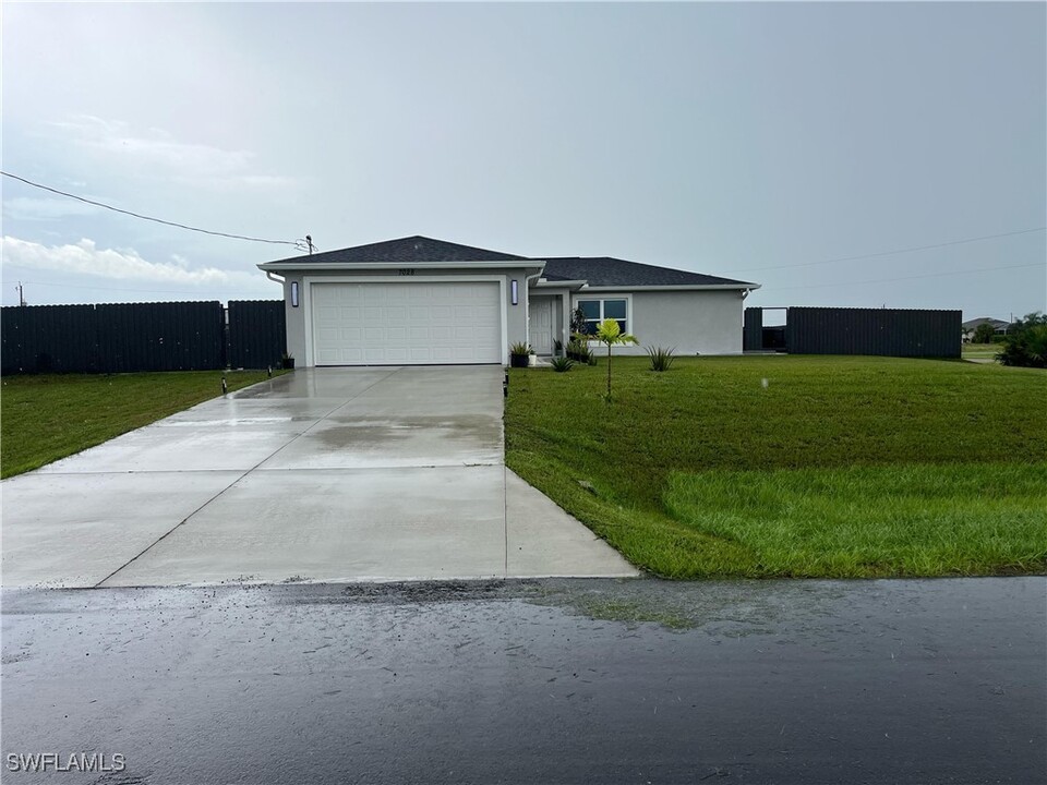 7028 Waldo Cir in La Belle, FL - Building Photo