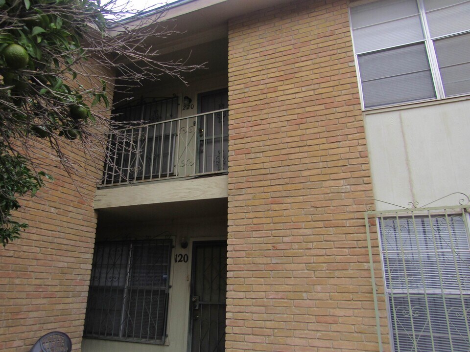 5302 Springfield Ave in Laredo, TX - Building Photo