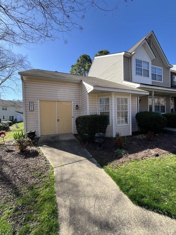 3011 Summercroft Ln in Charlotte, NC - Foto de edificio - Building Photo