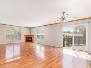 2433 Caton Crest Ct in Crest Hill, IL - Building Photo - Building Photo