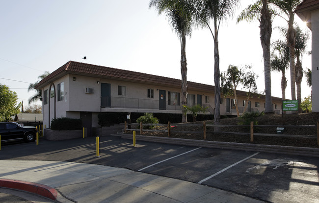 Maplewood Villas in Escondido, CA - Foto de edificio - Building Photo