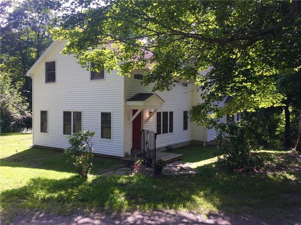 188 N Quaker Hill Rd in Pawling, NY - Building Photo