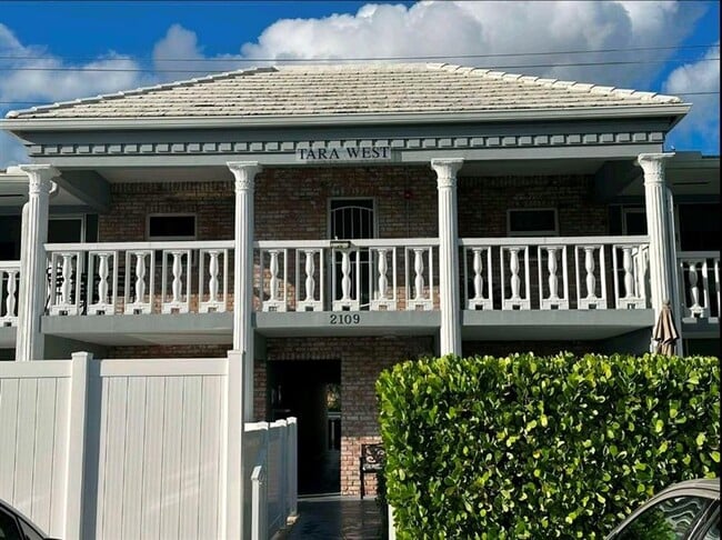 2109 NE 68th St in Fort Lauderdale, FL - Building Photo - Building Photo