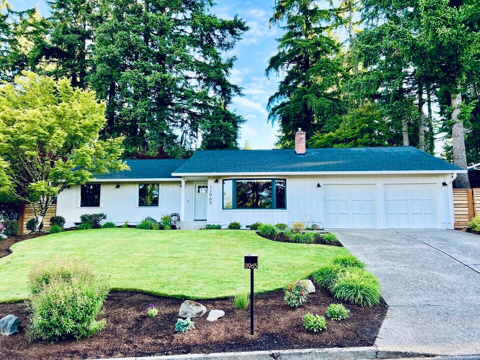 11965 NW Oatfield Ct in Portland, OR - Building Photo