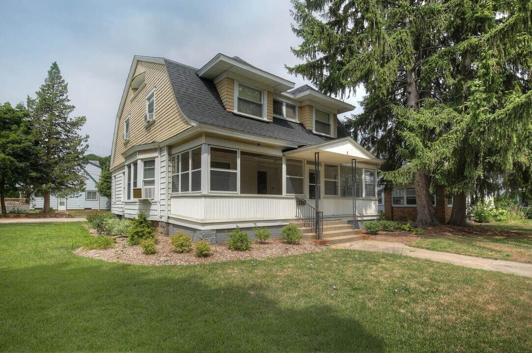 5 Valley Ave NW in Grand Rapids, MI - Building Photo