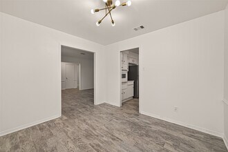 5615 Beechnut St in Houston, TX - Foto de edificio - Building Photo