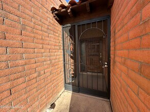 8730 N Little Oak Ln in Tucson, AZ - Building Photo - Building Photo