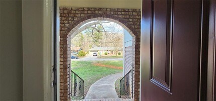 401 Barbashela Dr in Stone Mountain, GA - Building Photo - Building Photo