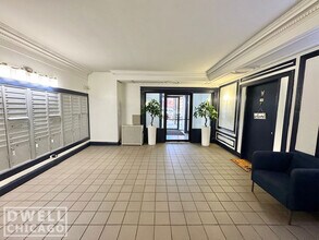 2325 N Commonwealth Ave, Unit S in Chicago, IL - Foto de edificio - Building Photo