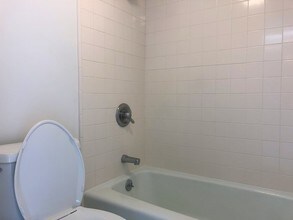 1717 Mott Smith Dr-Unit -2201 in Honolulu, HI - Foto de edificio - Building Photo