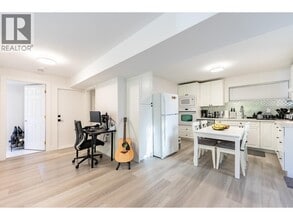 4605 Prime St in North Vancouver, BC - Building Photo - Building Photo