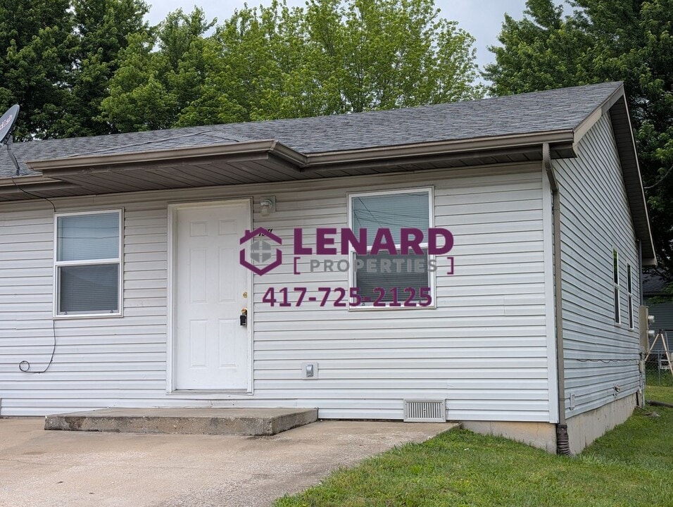 1901-1911 E Laverne St in Bolivar, MO - Building Photo