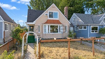 Unit in Bremerton, WA - Building Photo