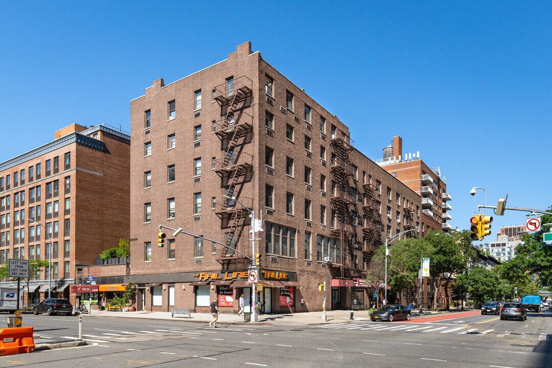 410 W 23rd St in New York, NY - Building Photo