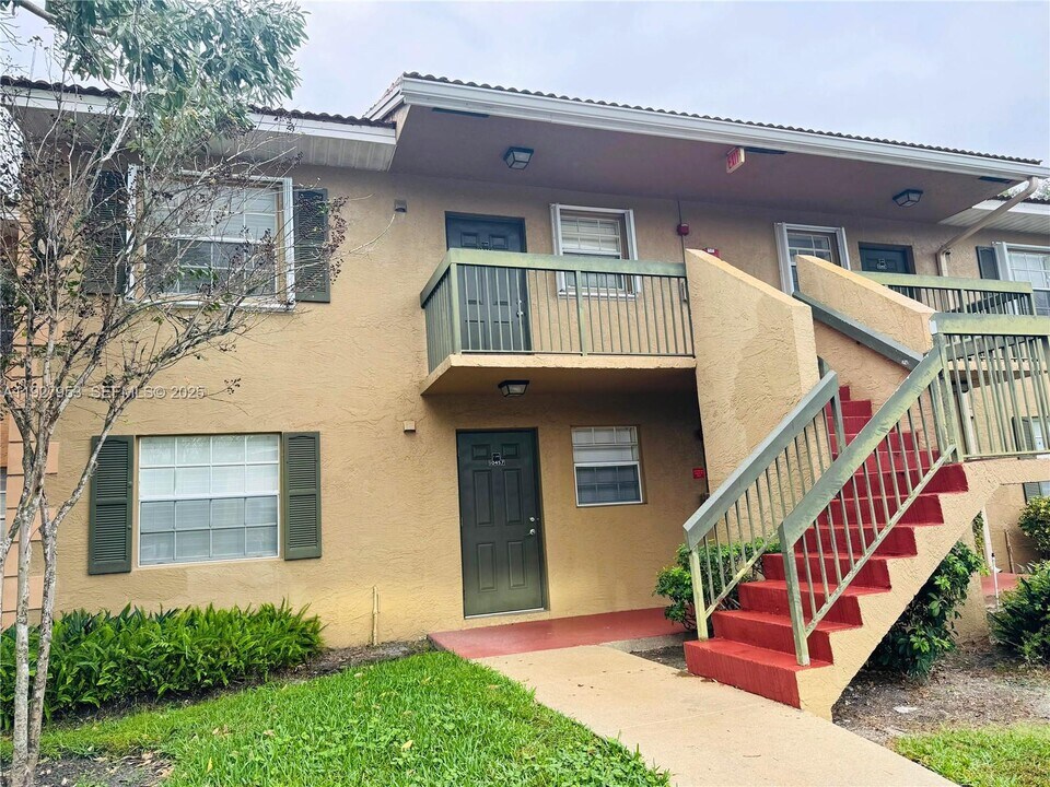 10457 NW 8th St in Pembroke Pines, FL - Building Photo
