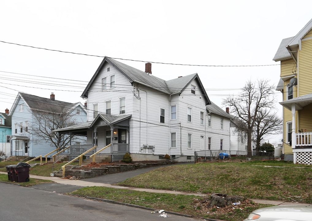 213-215 Maple St in New Britain, CT - Building Photo