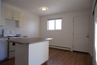 2921 Harding St in Regina, SK - Building Photo - Building Photo