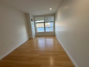 595 Albany St, Unit 302 in Boston, MA - Foto de edificio - Building Photo