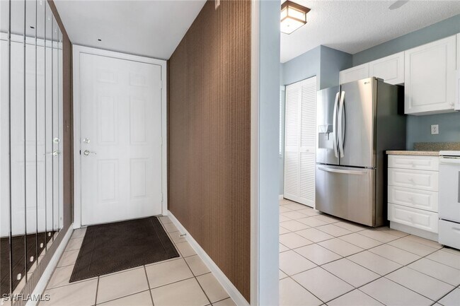 4556 Andover Way in Naples, FL - Foto de edificio - Building Photo