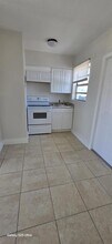145 SW 5th Ct, Unit 1 in Dania Beach, FL - Building Photo - Building Photo