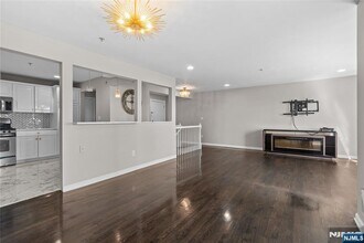 7 Legend Hills Dr in Edgewater, NJ - Building Photo - Building Photo