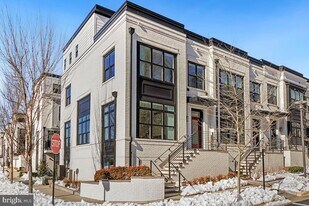 11300 Emerald Park Rd in Potomac, MD - Building Photo