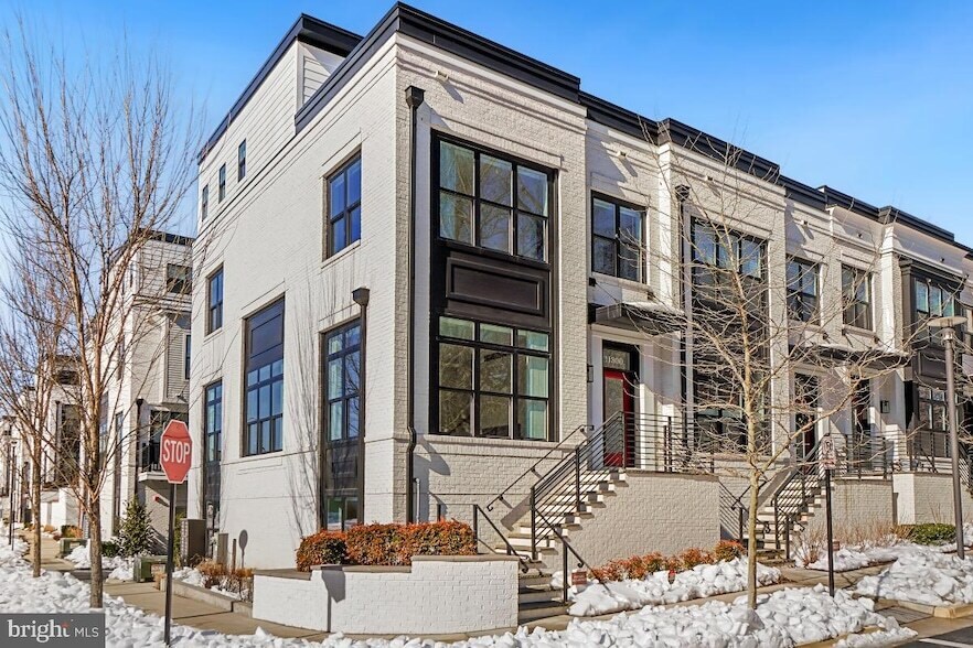 11300 Emerald Park Rd in Potomac, MD - Building Photo