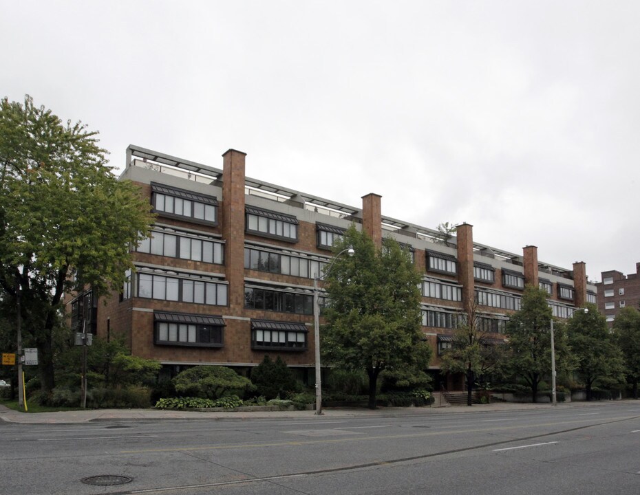 The Oaklands in Toronto, ON - Building Photo