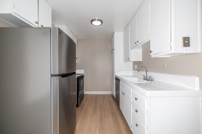 925 N. Inglewood Ave. in Inglewood, CA - Building Photo - Interior Photo