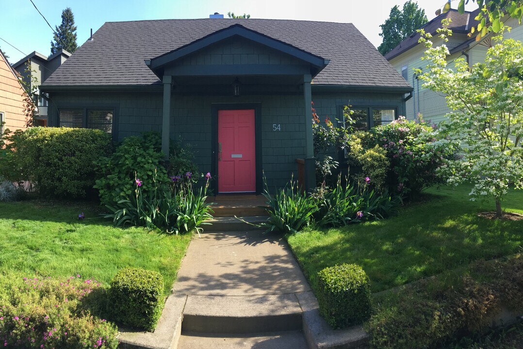 54 NE Graham St in Portland, OR - Foto de edificio