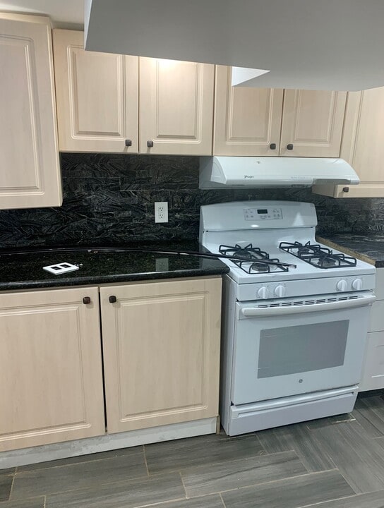 Bright clean 1 bedroom apartment with outd in Toronto, ON - Building Photo