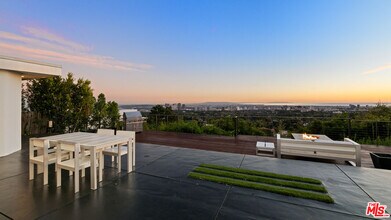 10134 Angelo View Dr in Beverly Hills, CA - Building Photo - Building Photo