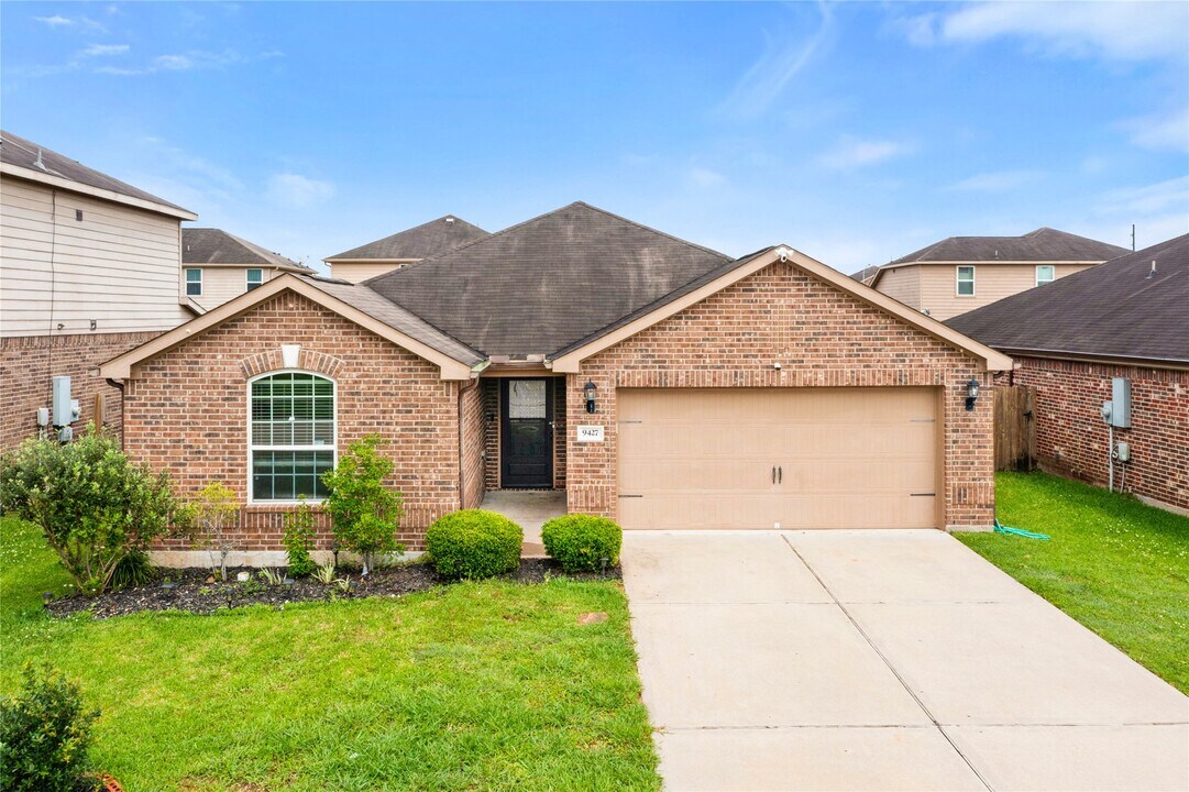 9427 Gold Mountain Dr in Rosharon, TX - Building Photo