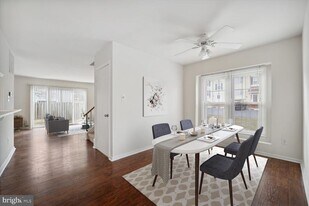 5490 Safe Harbor Ct in Fairfax, VA - Building Photo