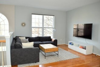 11413 Sunflower Lane, Unit 12x12 Bedroom in Fairfax, VA - Foto de edificio - Building Photo