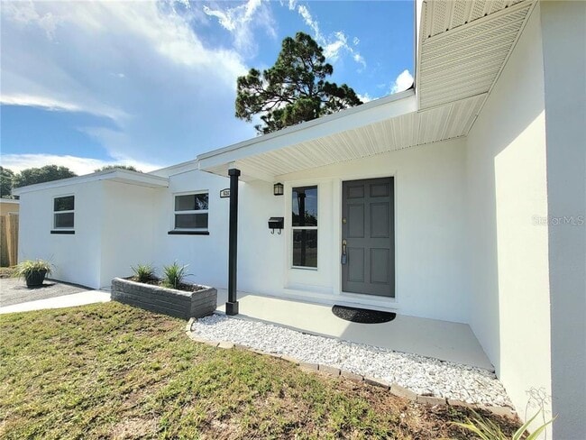 6267 Hampton Dr N in St. Petersburg, FL - Building Photo - Building Photo