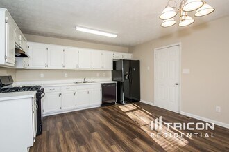 325 Barr Cir in Rex, GA - Building Photo - Building Photo