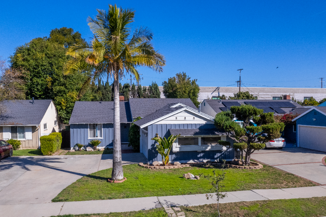 14935 Lull St in Los Angeles, CA - Foto de edificio - Building Photo