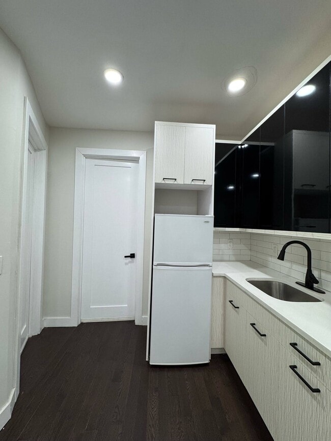 60 Jordan Ave, Unit 1R